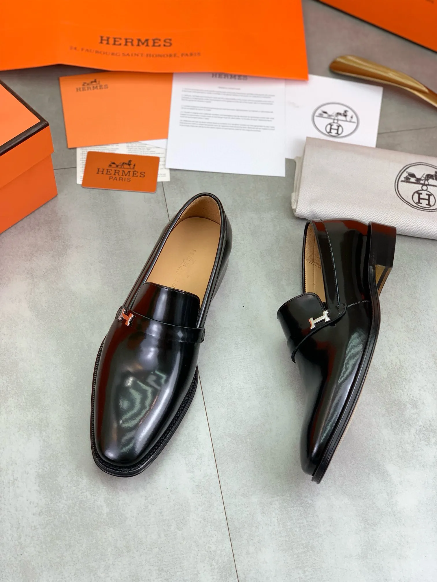 Factory price P960 💰Top version 💎💎💎 Original leather outsole Brand: Hermès (Hermès) Standard code: Men's size 39-44 (38, 45 can be customized) Grade: Same as the official website Original quality materials: Original soft calfskin Water-dyed cowhide lining Original Italian leather outsole Style categories: Men's fashion Formal casual leather shoes Slip-on men's shoes series Young fashion European and American trends, British style, colors: multiple options, counter packaging